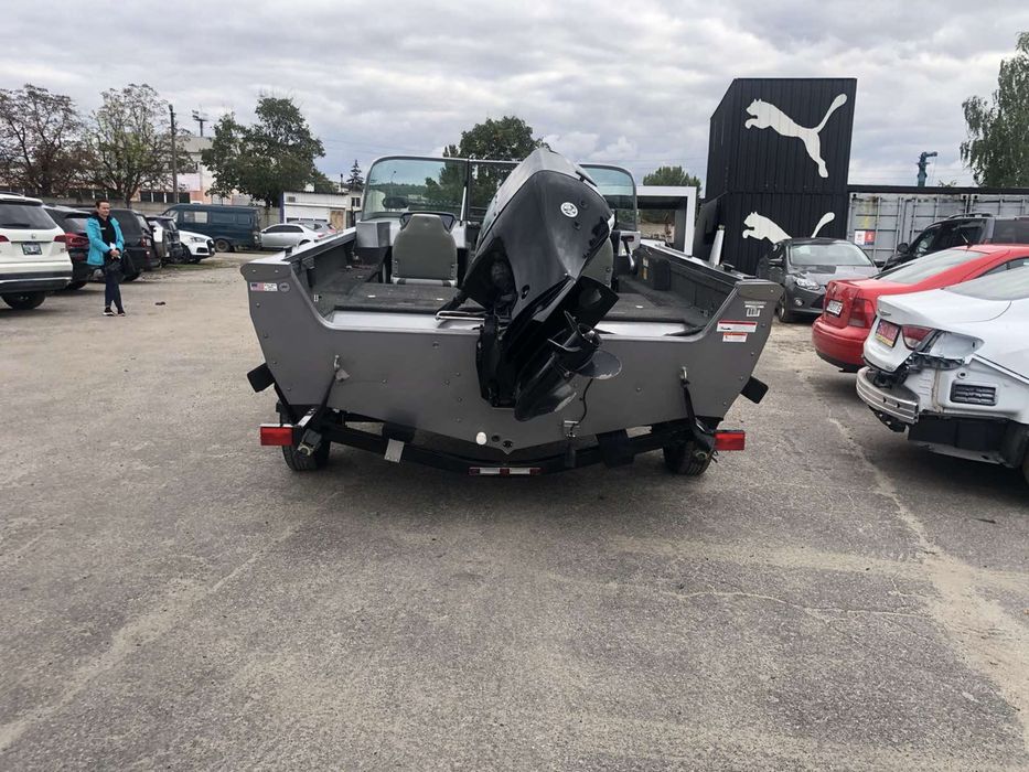 Моторний човен Lowe