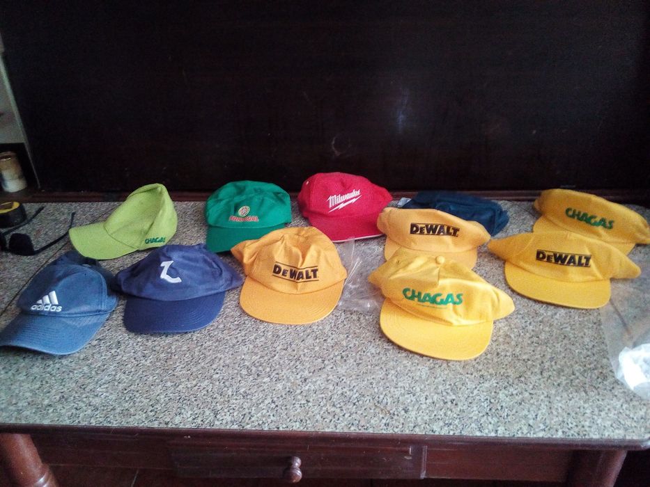 Conjunto de Bonés Diversos