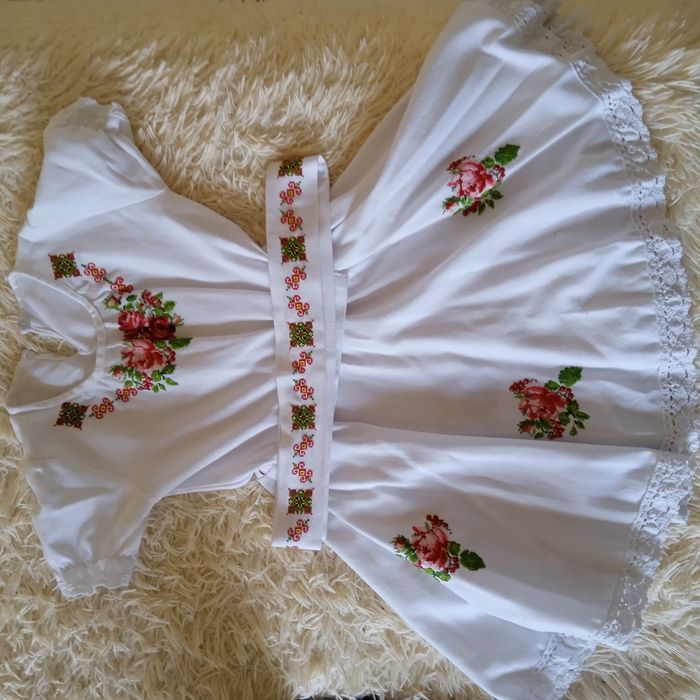 блузка та вишите плаття на дівчинку