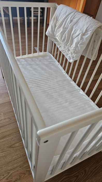 Berço branco com acessórios