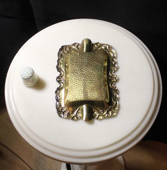 Cinzeiro vintage em latão, estilo Arts and Crafts, século passado.