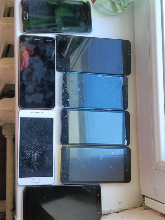 Телефони під ремонт умовно робочі