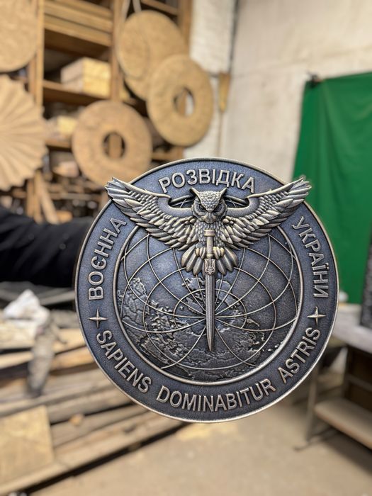 Деревʼяна емблема-шеврон «Головне управління розвідки»