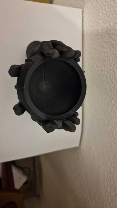 vaso segurado com mãos imprimido 3d