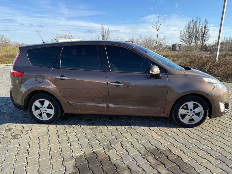 Renault Grand Scénic 3 2010 год 2.0 бензин