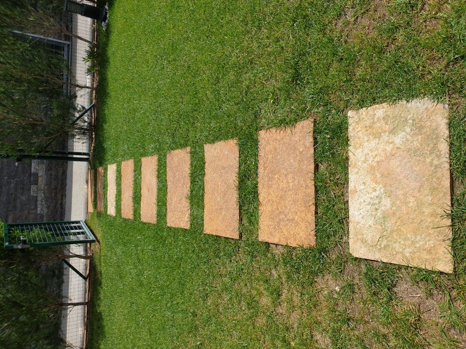 Passadeira em pedra amarela