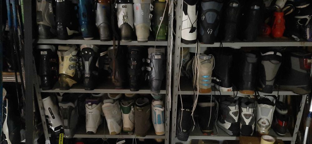 Продам сноуборди уживані недорого.