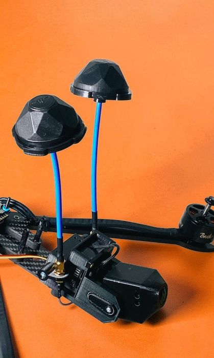 Протиударний поворотний механізм для камери FPV
