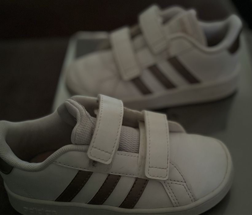 Ténis Adidas, tam. 26. Portes grátis!