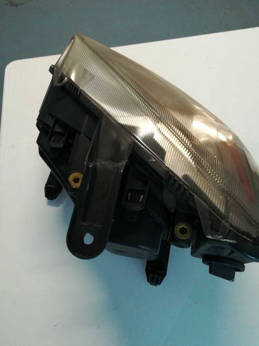 Farol Ford C Max lado direito