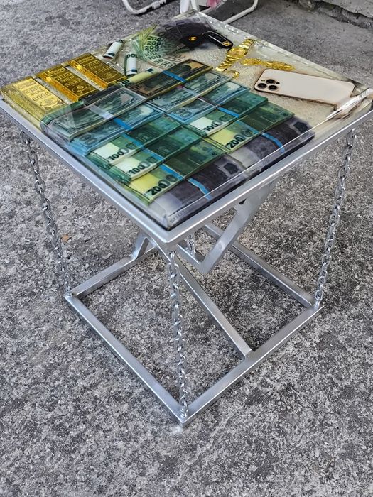 Стіл ручної роботи з епоксидної смоли.