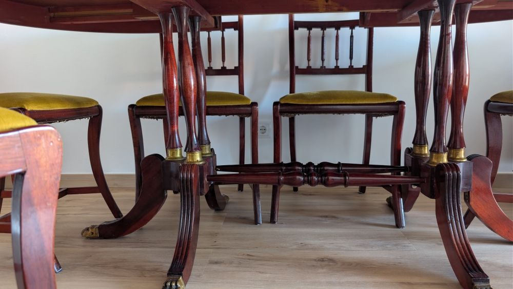Conjunto de Mesa  Sala de Jantar em Jacarandá - Mesa Oval Extensível com 8 Cadeiras