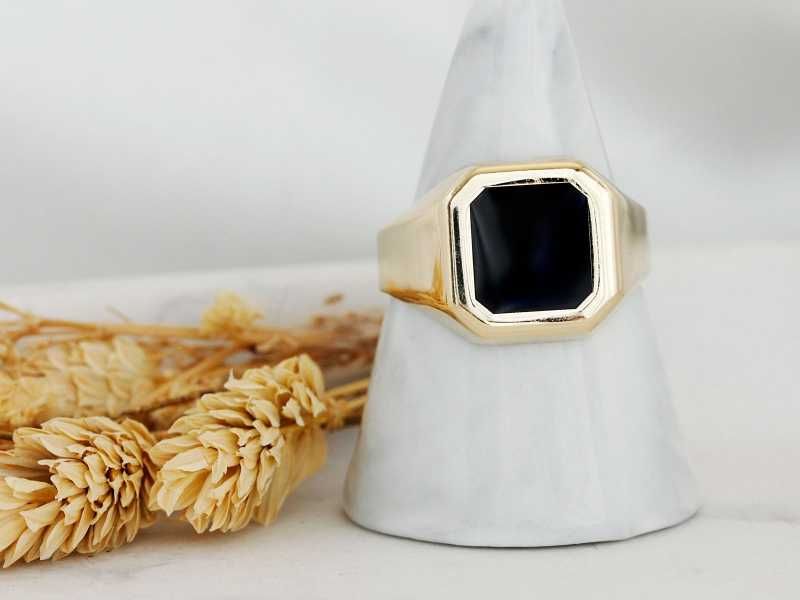 Sygnet męski złoty efektowny z czarnym wykończeniem PR 585 R28