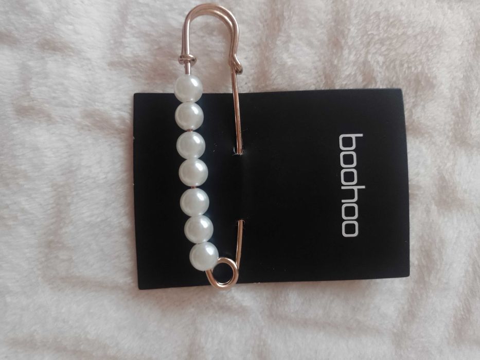 Bogato zdobiona perłami broszka z Londynu, NOWA