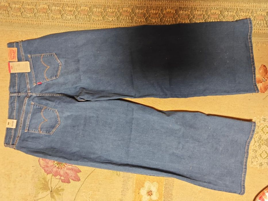 Джинси Levi's® 318™ з широкими штанинами та ефектом, що стягує .