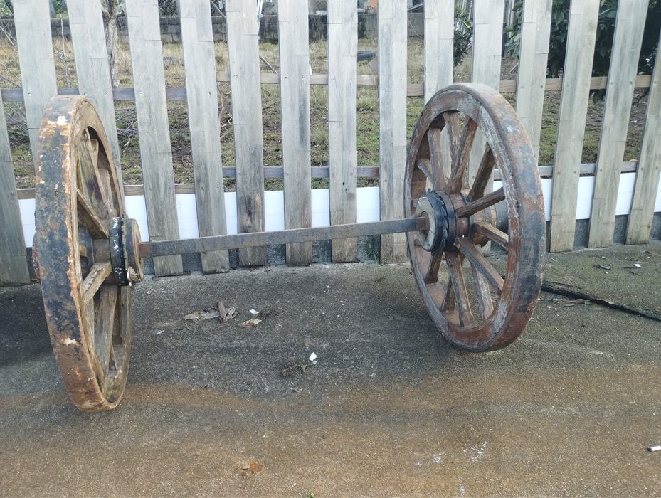 Duas rodas de carroça antiga.