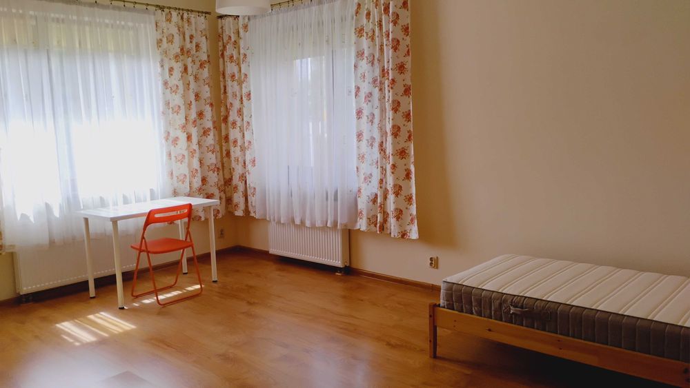Duży pokój blisko ŚUM, w spokojnym miejscu.