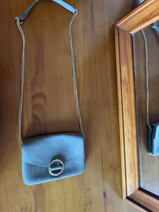 Bolsa cinzenta, para mulher.