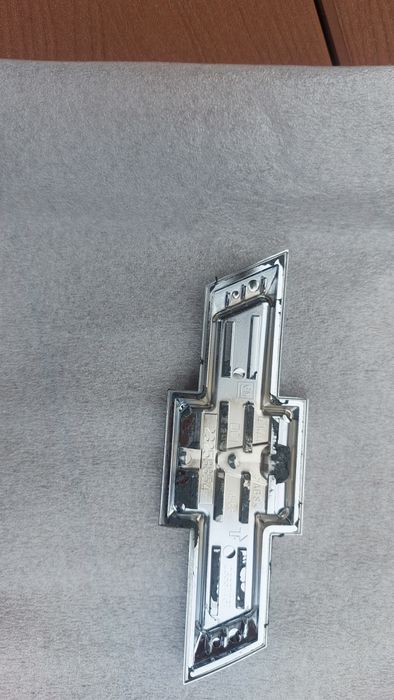 Емблема задньої кришки багажника Chevrolet Volt 2