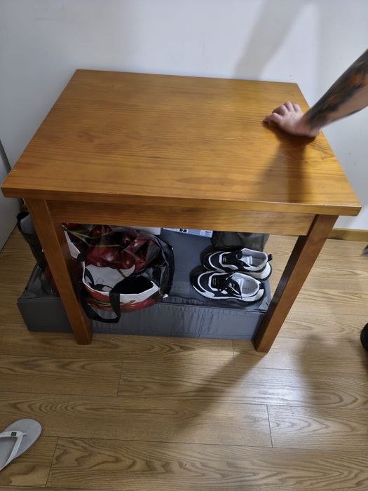 Mesa de madeira com duas cadeiras. Retirar no centro do Porto