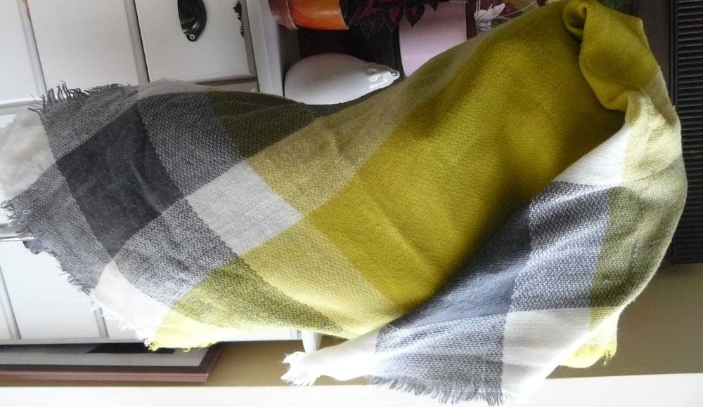 Olbrzymia ciepła chusta szal 140x 140 cm 20% wełna krata szara limonka