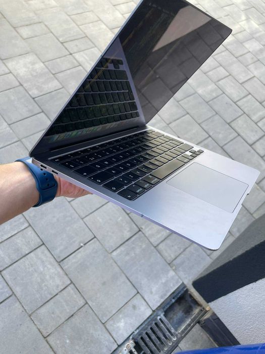 Тонкий та елегантний ноутбук Apple MacBook Air (A2179) у чудовому робочому стані.