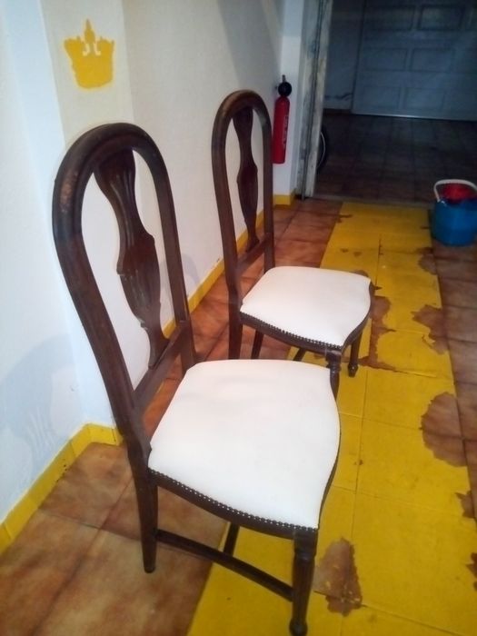 Cadeiras cadeiras com assento macio em pele sintética branca de boa qu