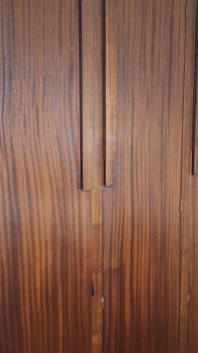 Armario de quarto em Mogno