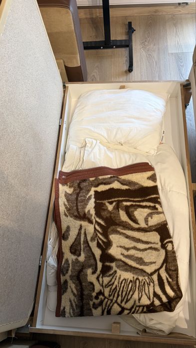 Sofa z funkcją spania i pojemnikiem na pościel