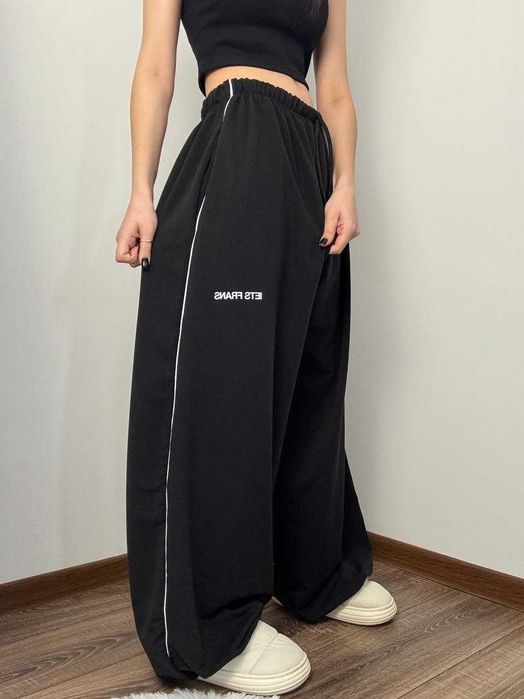 Жіночі весняні штани супер оверсайз широкі вільні с затяжками знизу