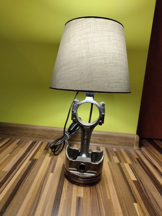 Lampka stołowa wykonana z tłoka oraz korbowodu
