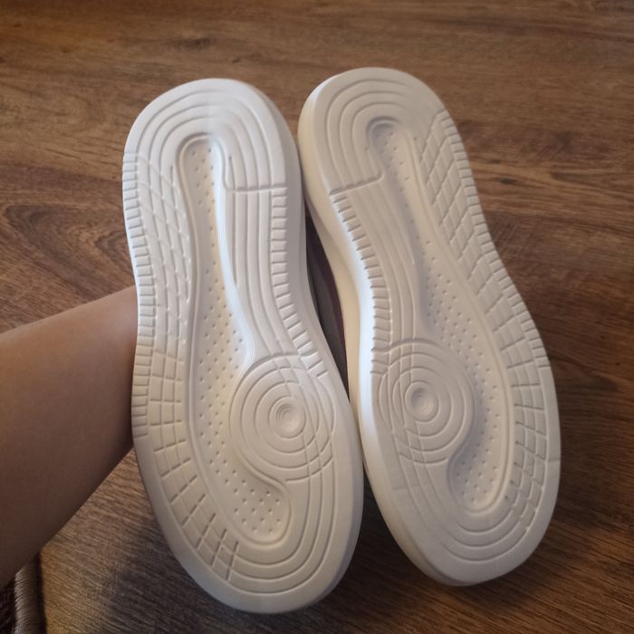 Кросівки жіночі  нові