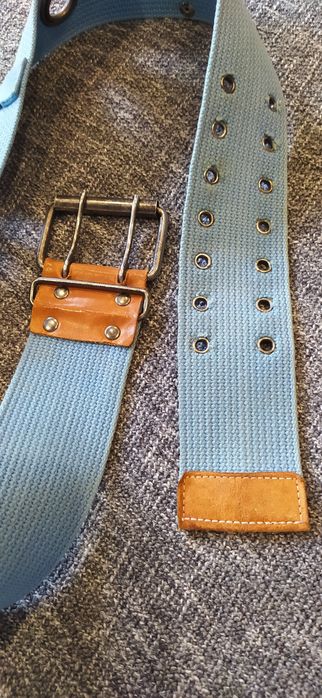 Niebieski pasek z klamrą