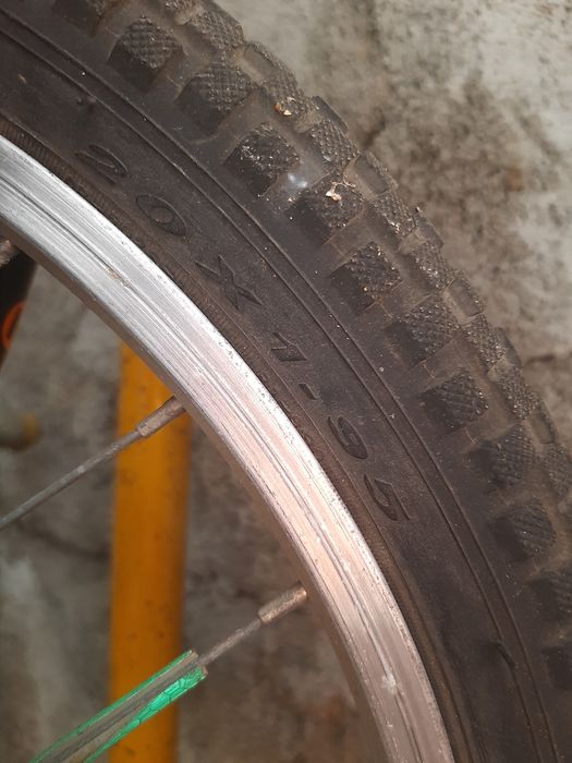 Bicicleta Criança até com suspensão à frente e a meio do quadro.