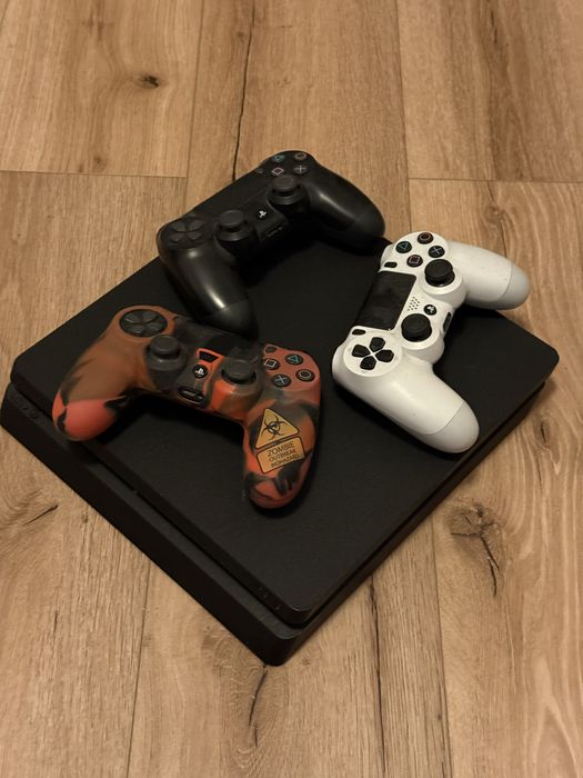 PS4 slim 1tb + 3 pady + gry