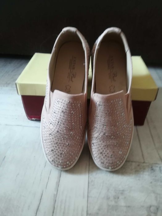 Buty slip on beżowe z cekinami 36