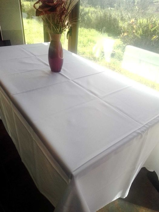 Mantas de cama individual e toalhas de mesa