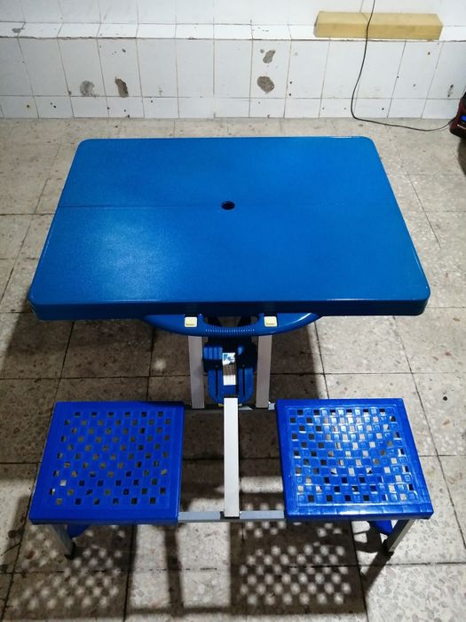 Mesa de picnic com bancos