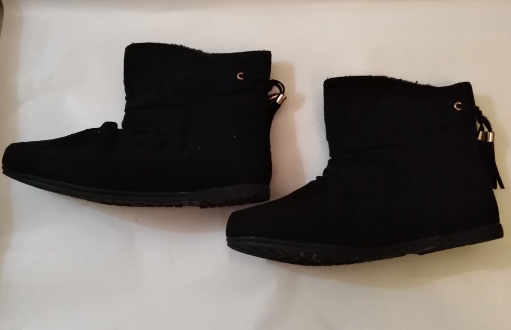 SALDOS Botas de senhora camurça, sem salto.