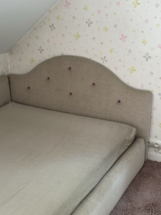 Łóżko 160 cm  do pokoju dziewczynki razem z wezgłowiem i materacem