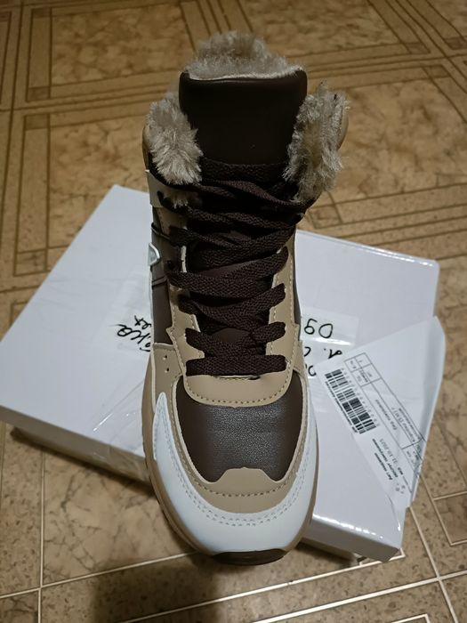 Жіночі зимові кросівки