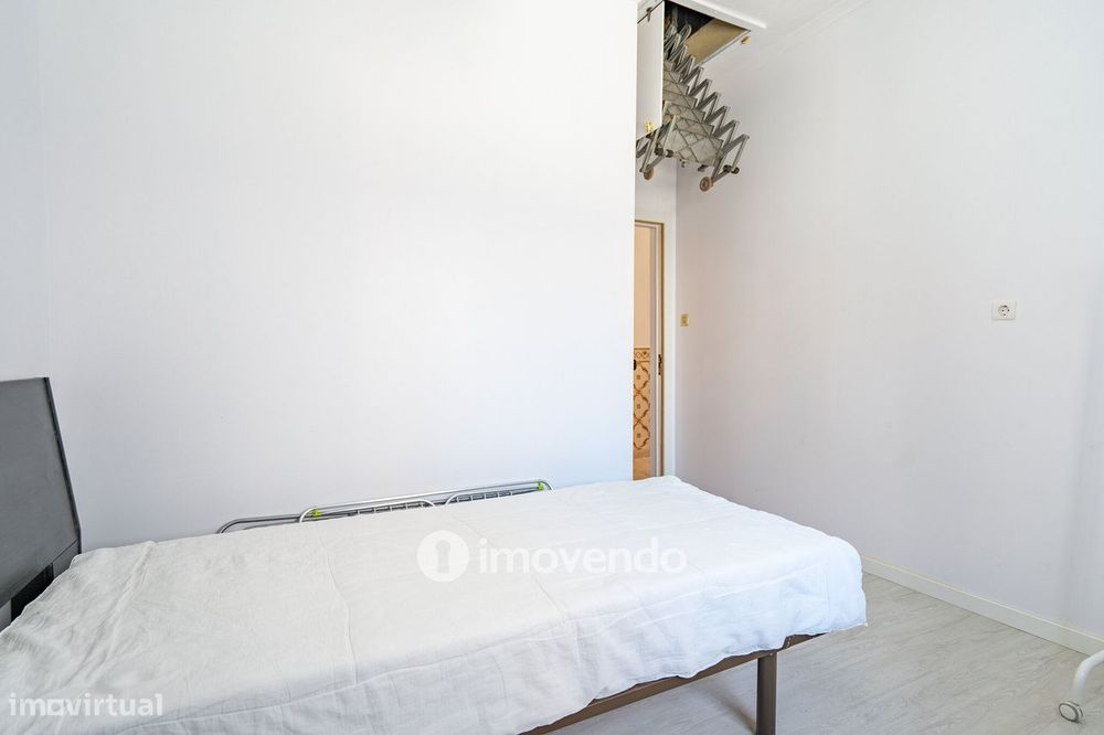 Moradia T4 mais Anexo T1, com jardim, na Caparica