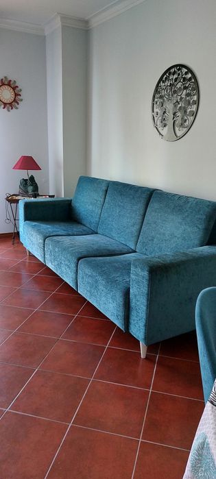 Sofá com almofadas e Puf