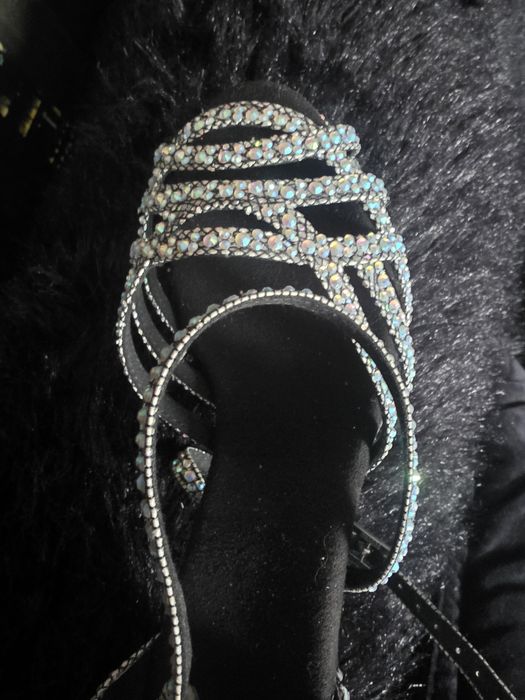 Vendo  sandálias de dança c/brilhantes a estrear