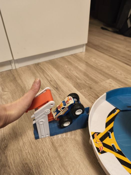 Hot wheels tor wyrzutnia  arena rekina monster trucks