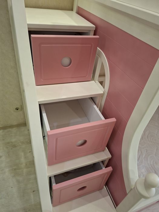 Двоповерхове ліжко замок.