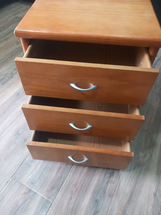 Mesa de cabeceira c/ três gavetas
