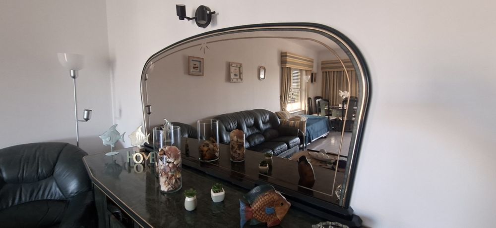 Mobília completa para sala. Estante, aparador, móvel TV, mesa centro, mesa jantar com 6 cadeiras, sofá cama 3 lugares e sofá individual ambos em pele.