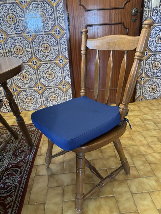 Mesa de jantar e cadeiras.