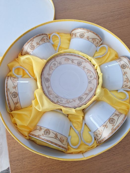 Zestaw porcelanowych filiżanek